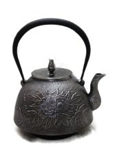 画像1: 南部盛岡 三厳堂 南部型 牡丹 砂鉄鉄瓶 (1)