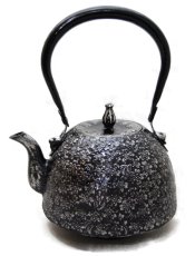 画像2: 南部秀山【名人佐藤 勝弘 作】南部型桜 砂鉄鉄瓶 (2)
