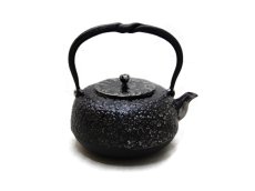 画像1: 南部秀山【名人佐藤 勝弘 作】柚子型桜 砂鉄鉄瓶 (1)