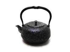画像2: 南部秀山【名人佐藤 勝弘 作】柚子型桜 砂鉄鉄瓶 (2)