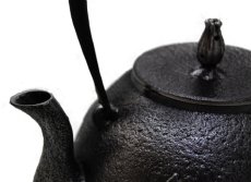 画像3: 南部盛岡 三厳堂 南部型 牡丹 砂鉄鉄瓶 (3)