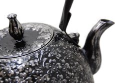 画像3: 南部秀山【名人佐藤 勝弘 作】南部型桜 砂鉄鉄瓶 (3)