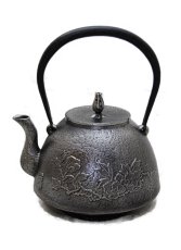 画像2: 南部盛岡 三厳堂 南部型 牡丹 砂鉄鉄瓶 (2)