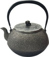 画像8: 南部盛岡 三厳堂 布団型 桜紋 砂鉄鉄瓶 南部鉄器 (8)