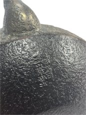 画像9: 南部盛岡 三厳堂 布団型 桜紋 砂鉄鉄瓶 南部鉄器 (9)
