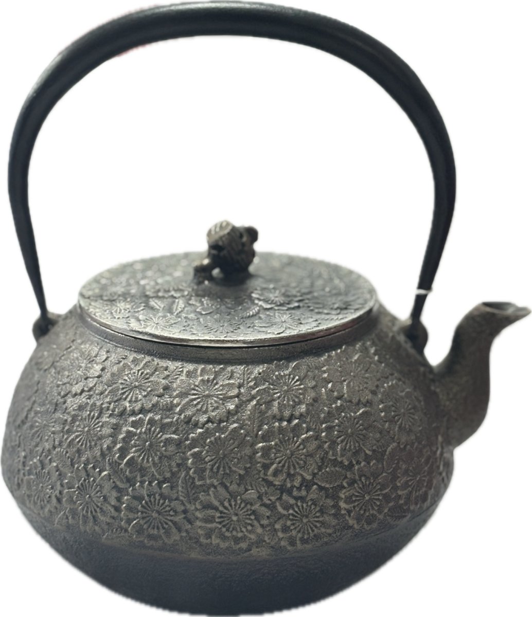 画像7: 南部盛岡 三厳堂 布団型 桜紋 砂鉄鉄瓶 南部鉄器 (7)