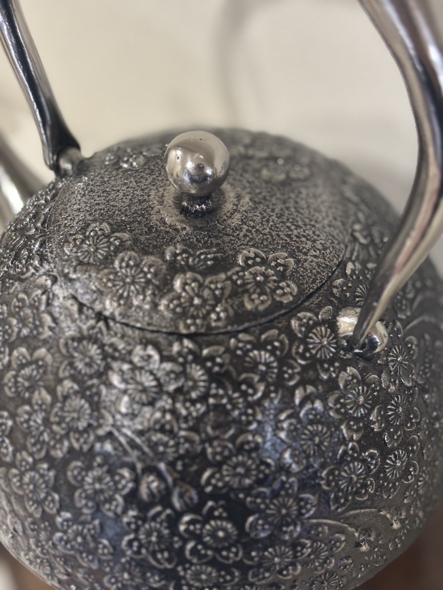 画像6: 南部鉄器【現代の名工 佐藤 勝久 作】丸桜肌桜 1.4L 桐箱付き 砂鉄 鉄瓶 (6)