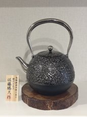 画像2: 南部鉄器【現代の名工 佐藤 勝久 作】丸桜肌桜 1.4L 桐箱付き 砂鉄 鉄瓶 (2)
