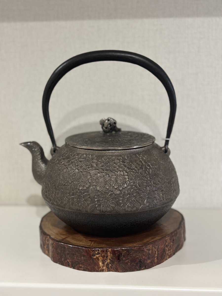 画像2: 南部盛岡 三厳堂 布団型 桜紋 砂鉄鉄瓶 南部鉄器 (2)