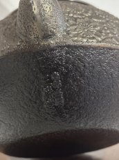 画像6: 南部盛岡 三厳堂 布団型 桜紋 砂鉄鉄瓶 南部鉄器 (6)
