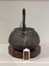 画像4: 南部盛岡 三厳堂 布団型 桜紋 砂鉄鉄瓶 南部鉄器 (4)