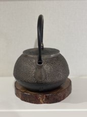 画像3: 南部盛岡 三厳堂 布団型 桜紋 砂鉄鉄瓶 南部鉄器 (3)