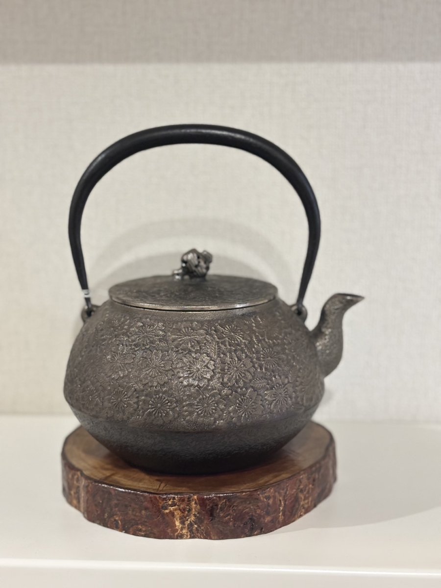 画像1: 南部盛岡 三厳堂 布団型 桜紋 砂鉄鉄瓶 南部鉄器 (1)