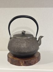 画像1: 南部盛岡 三厳堂 布団型 桜紋 砂鉄鉄瓶 南部鉄器 (1)