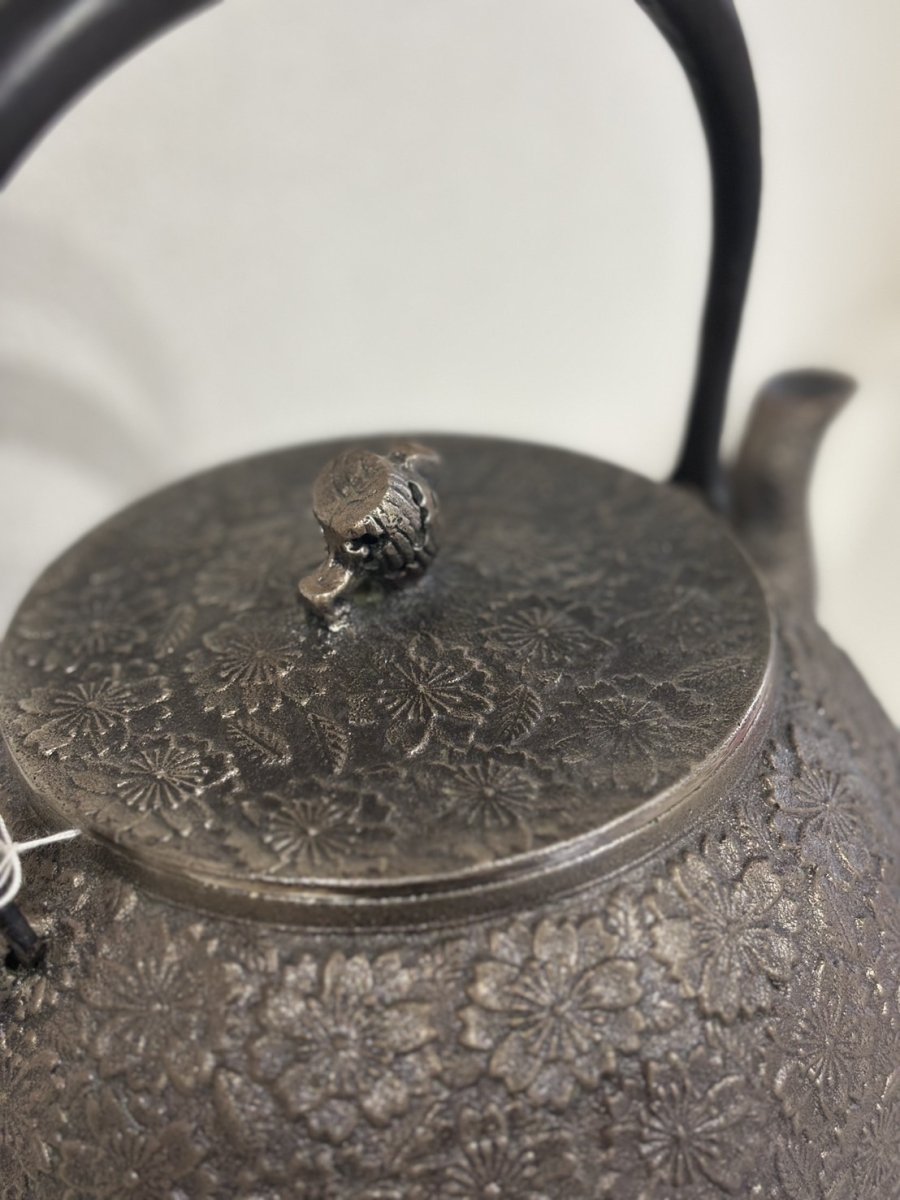 画像5: 南部盛岡 三厳堂 布団型 桜紋 砂鉄鉄瓶 南部鉄器 (5)