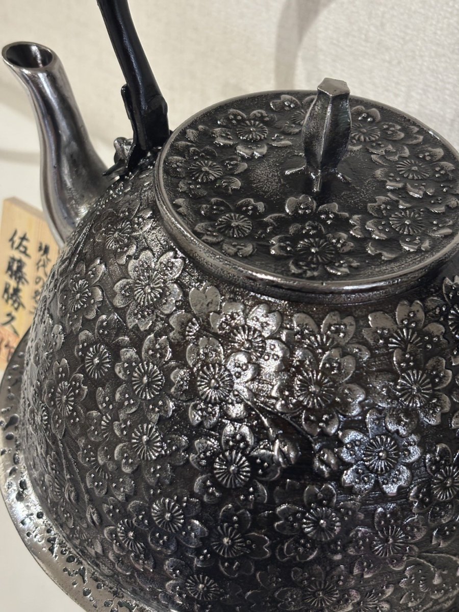 画像6: 南部鉄器【現代の名工 佐藤 勝久 作】南部羽根付桜 2.1L 桐箱付き 砂鉄 鉄瓶 (6)