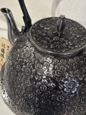 画像6: 南部鉄器【現代の名工 佐藤 勝久 作】南部羽根付桜 2.1L 桐箱付き 砂鉄 鉄瓶 (6)