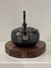 画像2: 工房和秋 金野 和秋作 砂鉄 急須 柚子唐菊 南部鉄瓶 南部鉄器 鉄瓶 (2)