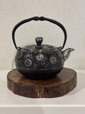 画像1: 工房和秋 金野 和秋作 砂鉄 急須 柚子唐菊 南部鉄瓶 南部鉄器 鉄瓶 (1)