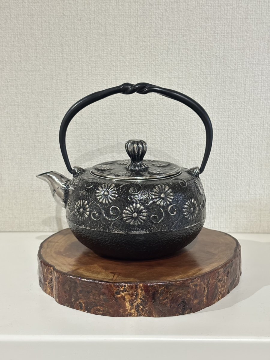 画像3: 工房和秋 金野 和秋作 砂鉄 急須 柚子唐菊 南部鉄瓶 南部鉄器 鉄瓶 (3)