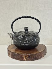 画像3: 工房和秋 金野 和秋作 砂鉄 急須 柚子唐菊 南部鉄瓶 南部鉄器 鉄瓶 (3)