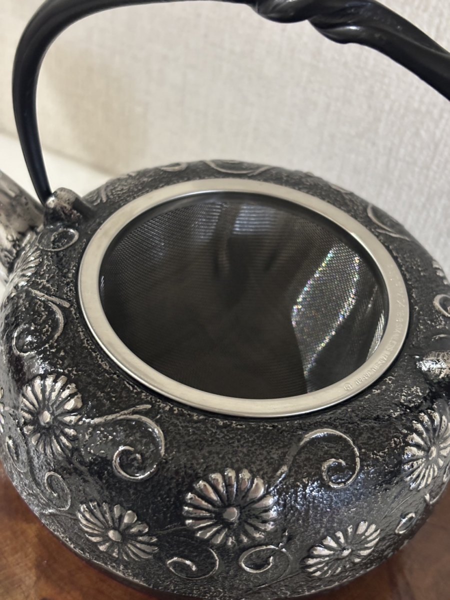 画像6: 工房和秋 金野 和秋作 砂鉄 急須 柚子唐菊 南部鉄瓶 南部鉄器 鉄瓶 (6)