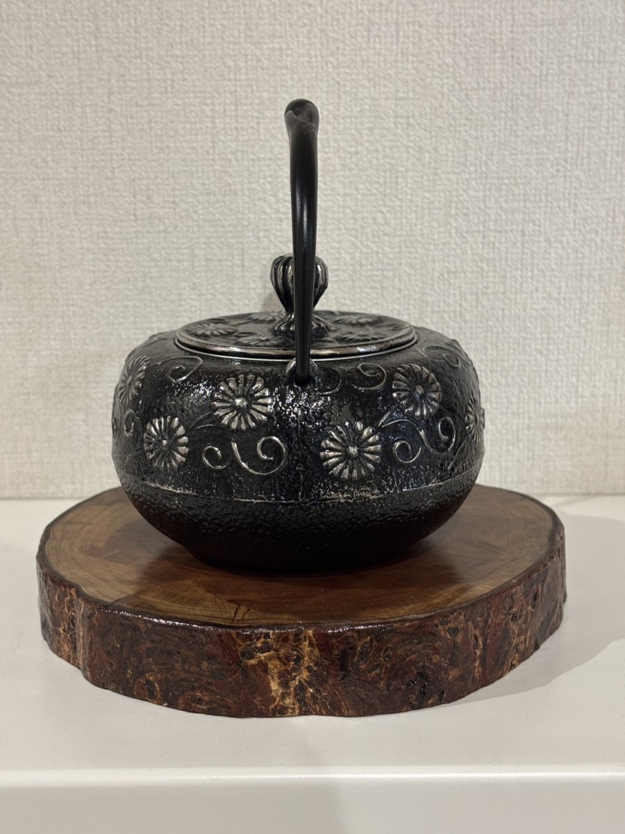 画像4: 工房和秋 金野 和秋作 砂鉄 急須 柚子唐菊 南部鉄瓶 南部鉄器 鉄瓶 (4)