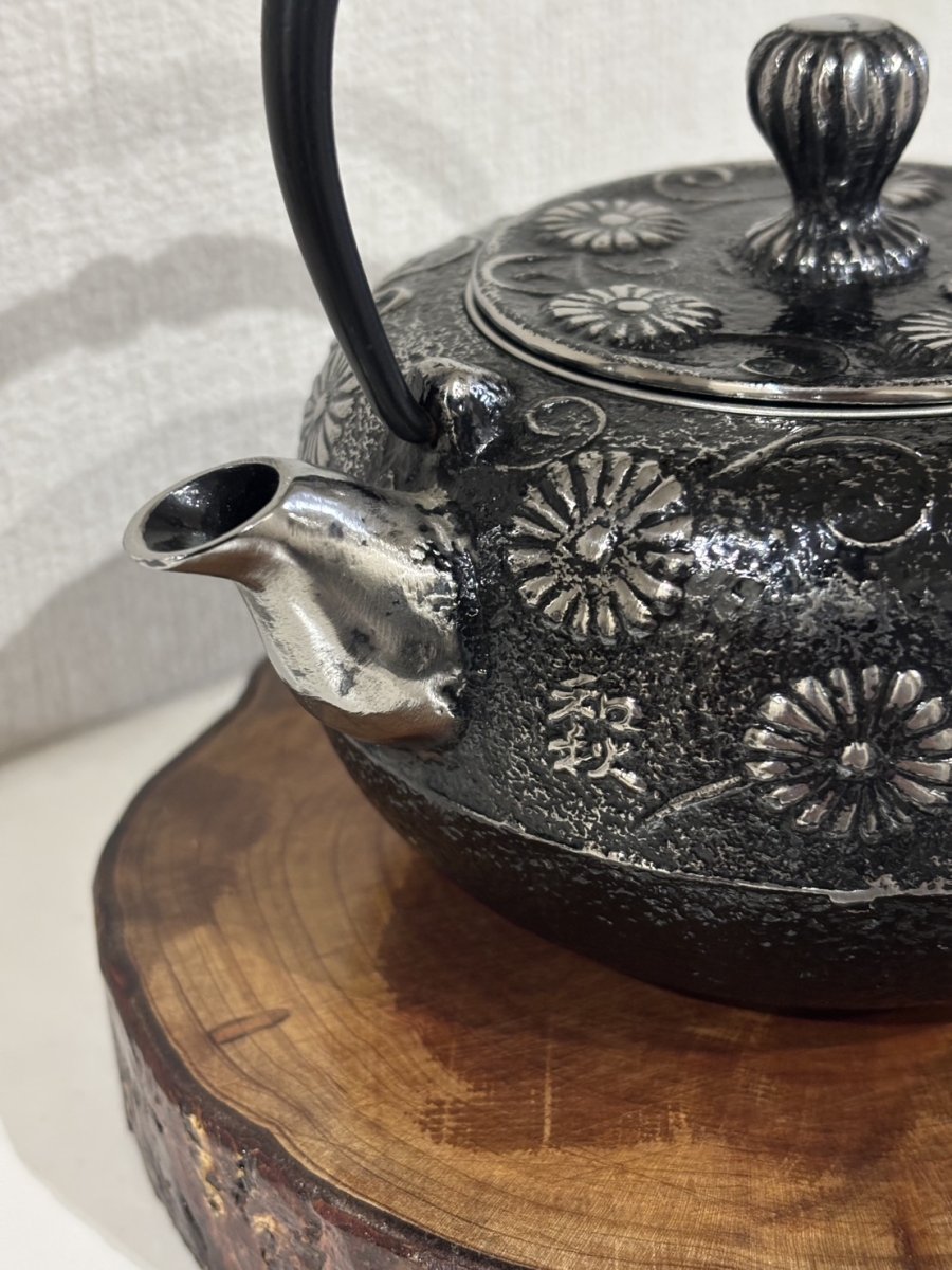 画像8: 工房和秋 金野 和秋作 砂鉄 急須 柚子唐菊 南部鉄瓶 南部鉄器 鉄瓶 (8)