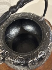 画像7: 工房和秋 金野 和秋作 砂鉄 急須 柚子唐菊 南部鉄瓶 南部鉄器 鉄瓶 (7)