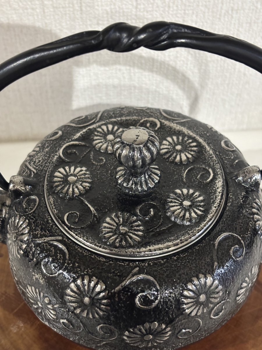 画像5: 工房和秋 金野 和秋作 砂鉄 急須 柚子唐菊 南部鉄瓶 南部鉄器 鉄瓶 (5)